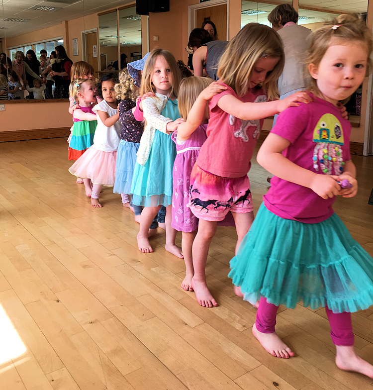 Mother, Toddler and baby creative dance and movement class in cambridge and cambridgeshire gallery image 10